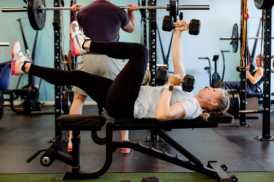 Entrenamiento de fuerza adaptado a la edad para una definición corporal sostenible
