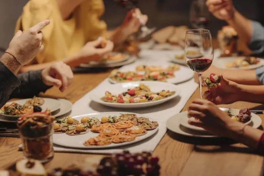 Personas compartiendo comida en un entorno social de fin de semana con ambiente relajado