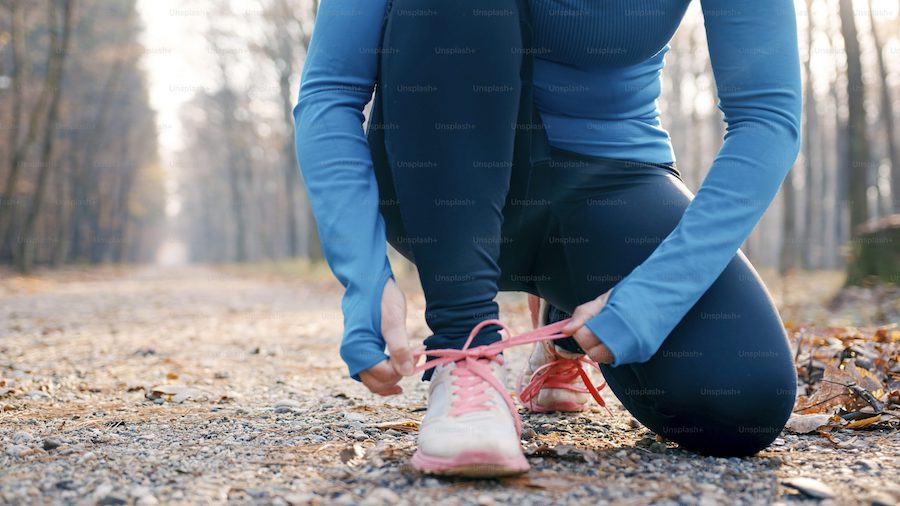 Persona entrenando con esfuerzo, reflejando la frustración por buscar resultados rápidos sin éxito